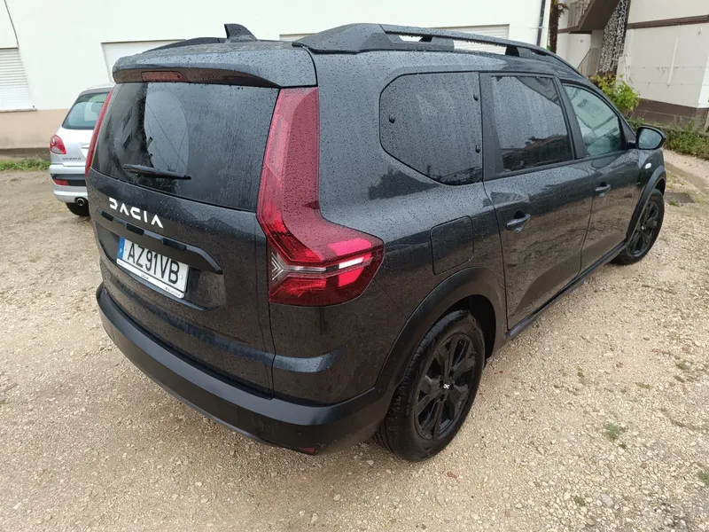 Dacia Jogger cinzento, fotografia 3 de 6