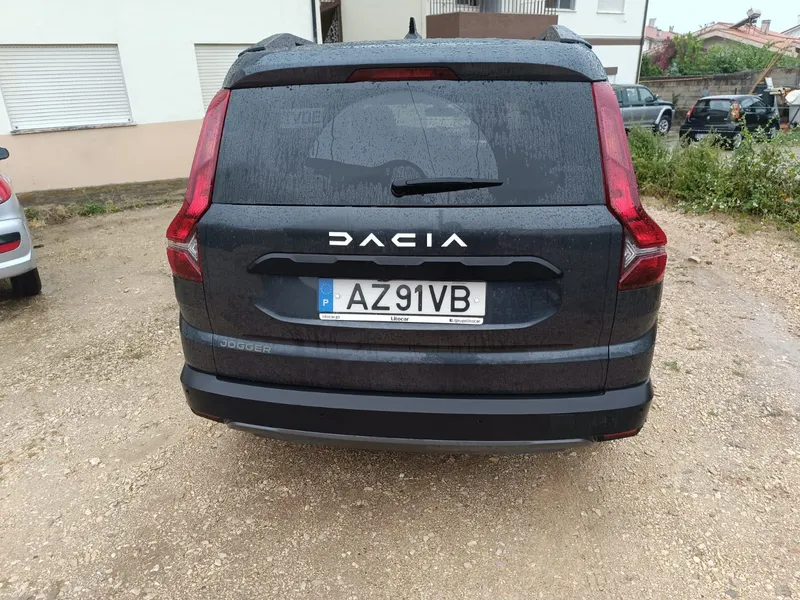 Dacia Jogger cinzento, fotografia 4 de 6