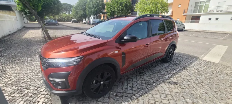 Dacia Jogger laranja, fotografia 1 de 2