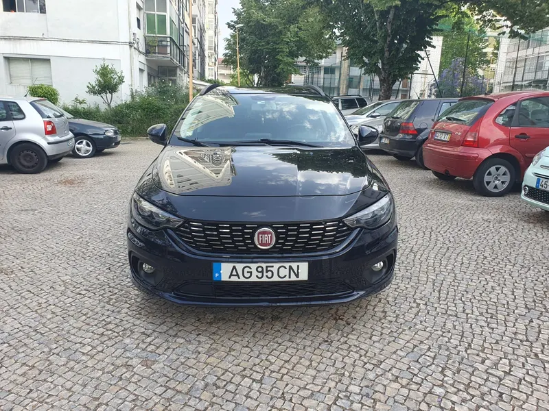 Fiat Tipo Station Wagon preto, categoria Executivo