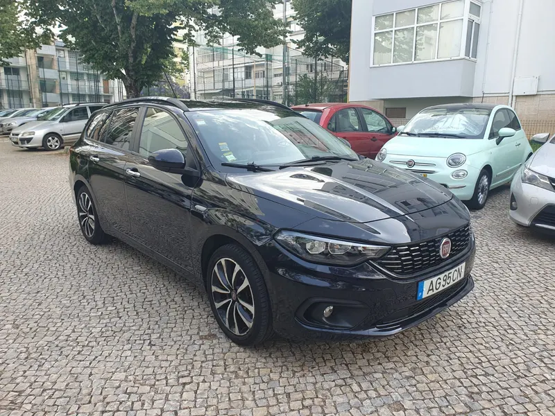 Fiat Tipo Station Wagon preto, fotografia 2 de 3