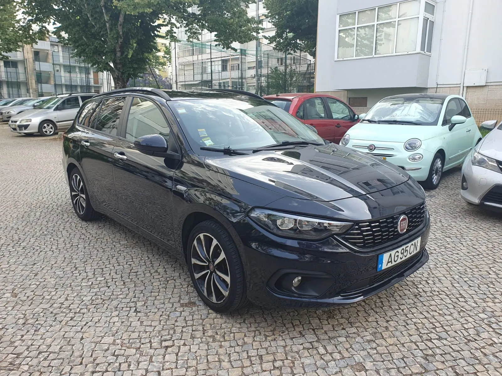 Viatura da frota Lucena & Urquiza estacionada em Coimbra