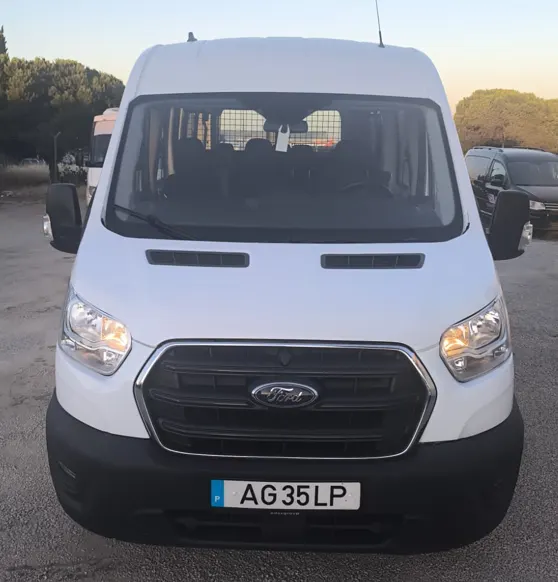 Ford Transit de 9 lugares, vista frontal