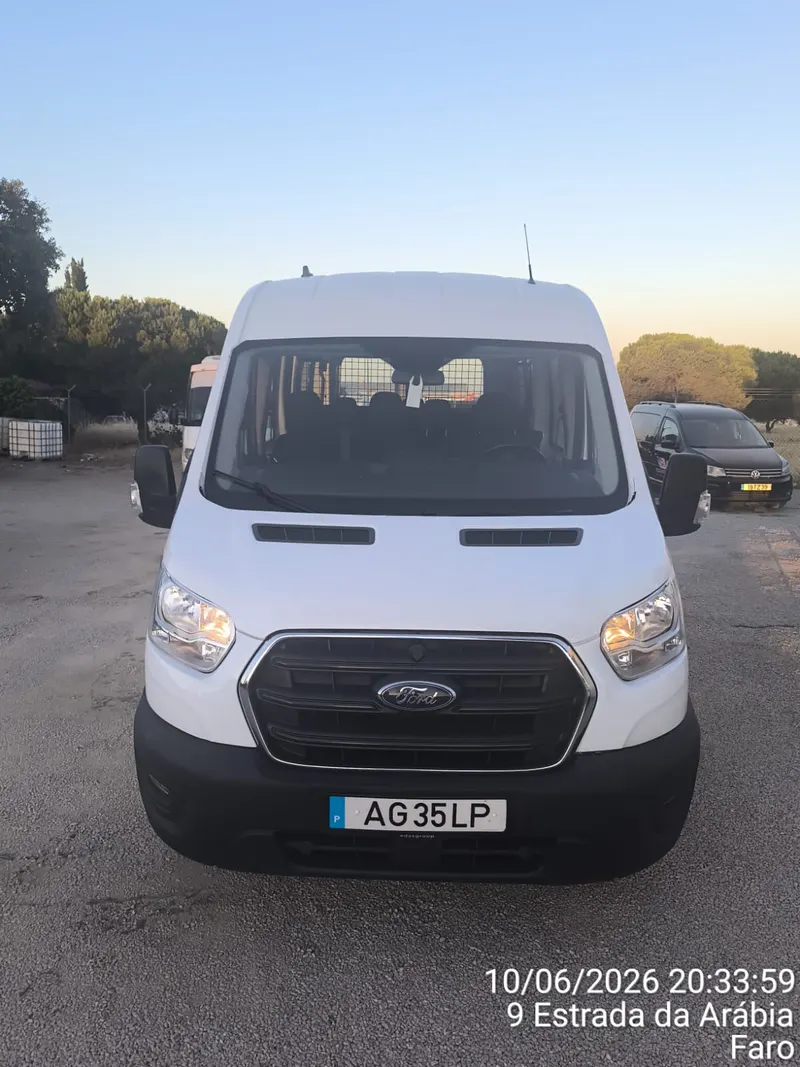 Ford Transit branca de 9 lugares, categoria Minibus