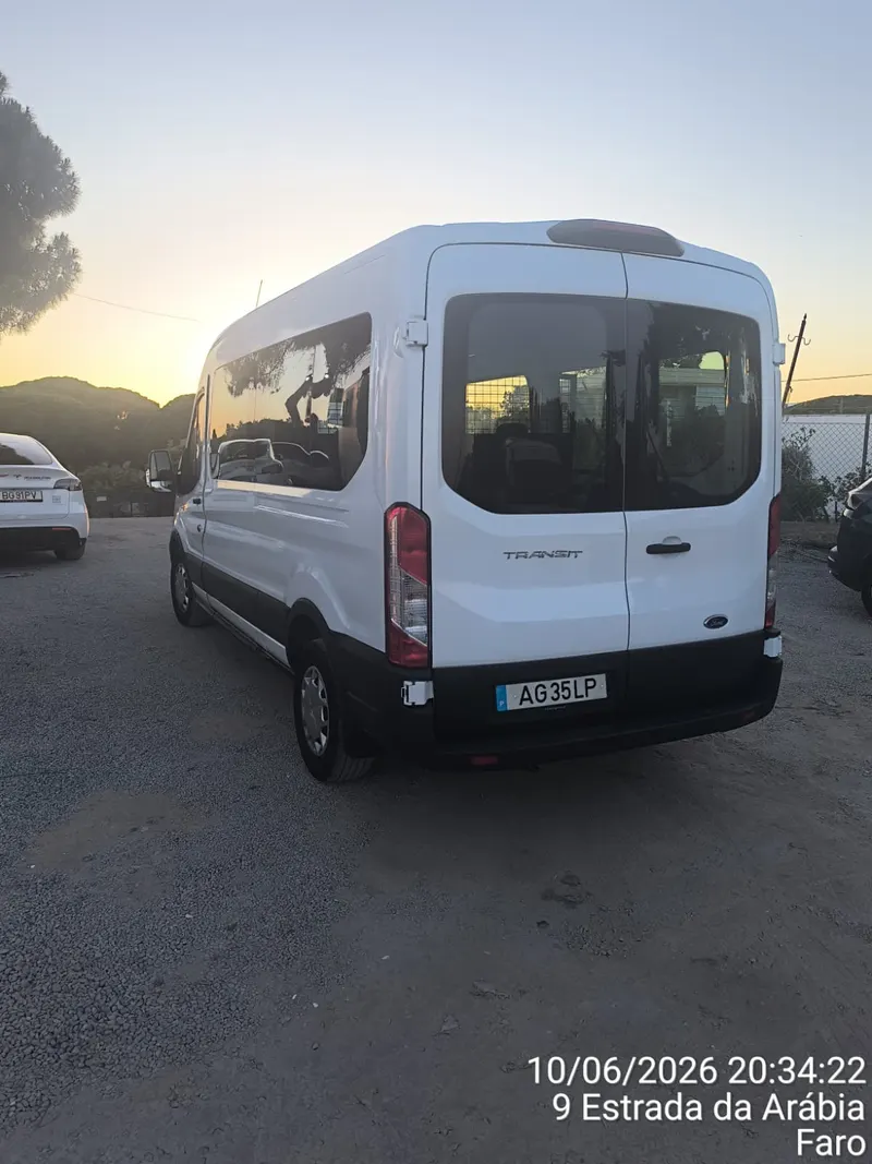 Ford Transit de 9 lugares, vista traseira lateral