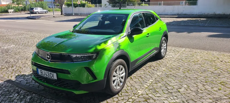 Opel Mokka-e verde, fotografia 1 de 2