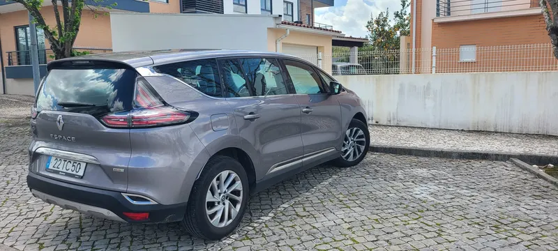 Renault Espace cinzento, categoria Monovolume